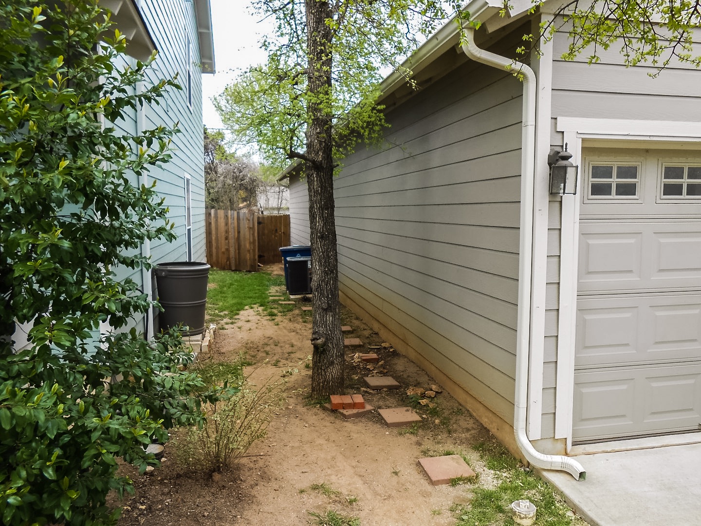 Sideyard bottleneck for rainwater cistern